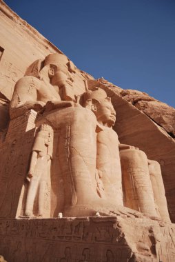 Mısır Abu Simbel Tapınağı Ramses 2 devasa heykelleri. Afrika'da tatil seyahat ederken çekilmiş fotoğrafı.