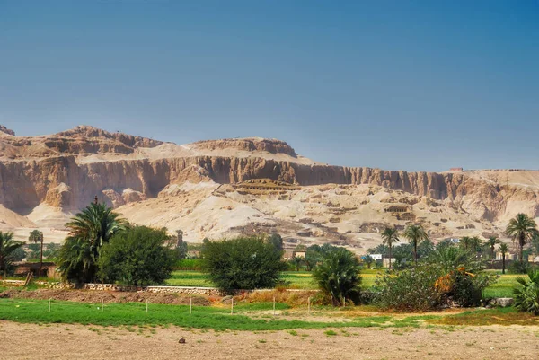 Bir görünümünü Assuan tarafındaki Nil üzerinden Krallar Vadisi. Tatildeyken Mısır'a bir gezi çekilmiş fotoğrafı