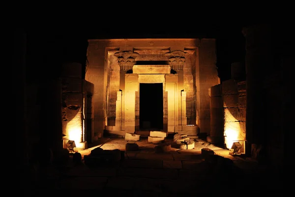 フィレットの島の神殿の壁に古代エジプトの象形文字 休暇でアフリカへ旅行中に撮影した写真 島フィラエ神殿で夜の光のショー — ストック写真