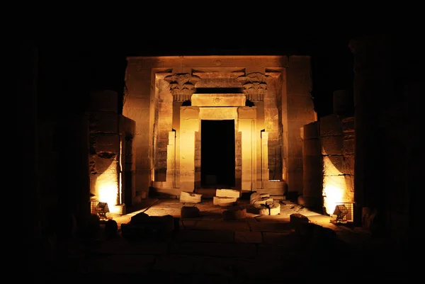 Antik Mısır hiyeroglif fileto Adası Tapınağı duvar. Tatile Afrika'ya bir gezi sırasında çekilen fotoğraf. Gece ışık gösterisi Adası Philae Tapınağı