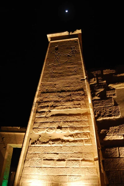フィレットの島の神殿の壁に古代エジプトの象形文字 休暇でアフリカへ旅行中に撮影した写真 島フィラエ神殿で夜の光のショー — ストック写真