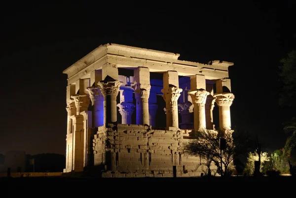 Antik Mısır hiyeroglif fileto Adası Tapınağı duvar. Tatile Afrika'ya bir gezi sırasında çekilen fotoğraf. Gece ışık gösterisi Adası Philae Tapınağı