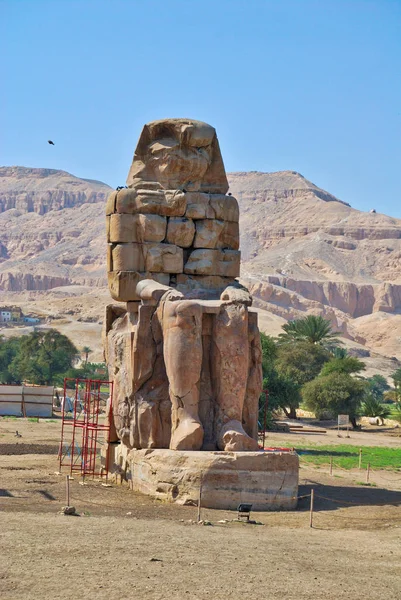メムノンの巨像 Assuan の横にあるエジプトの王家の谷で — ストック写真