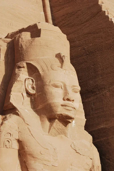 エジプトのアブ シンベル神殿ラムセス 寺の巨大な像 アフリカでの休暇の旅行中に撮影した写真 — ストック写真