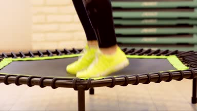 Closeup kadın spor ayakkabı spor salonu sağlıklı güçlü sporda atlama bir trambolin üzerinde ayak bacaklar, mutluluğu fitness aktivite uygun. 