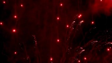 Gece gökyüzünde havai fişekler. Birçok parlak ışıklar patlama. 9-Mayıs kutlamaları alınan. Yangın ve piroteknik olay parti.