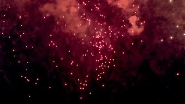 Gece gökyüzünde havai fişekler. Birçok parlak ışıklar patlama. 9-Mayıs kutlamaları alınan. Yangın ve piroteknik olay parti.