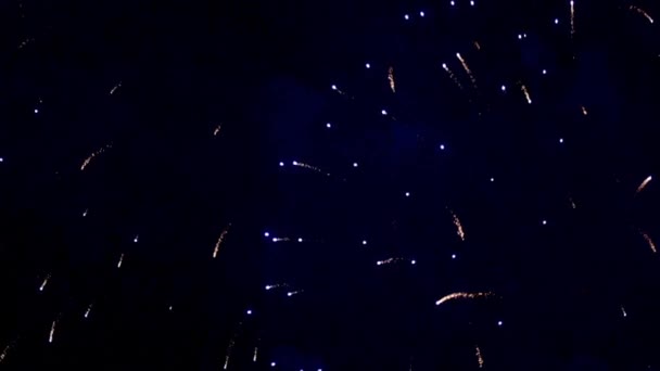 Fuegos artificiales en el cielo nocturno. Explosión de muchas luces brillantes. Tomado en la celebración del 9 de mayo. Fiesta de eventos de fuego y pirotecnia . — Vídeo de stock