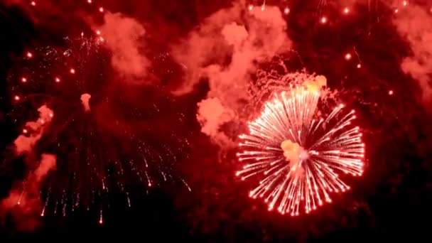 Gece gökyüzünde havai fişekler. Birçok parlak ışıklar patlama. 9-Mayıs kutlamaları alınan. Yangın ve piroteknik olay parti. — Stok video