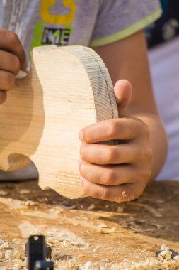 Çocuk açık fablab sınıflarında özel keman ve diğer müzik aletleri yapmak öğrenin. Marangoz makerfaire eğitimi.