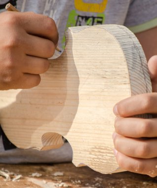 Çocuk açık fablab sınıflarında özel keman ve diğer müzik aletleri yapmak öğrenin. Marangoz makerfaire eğitimi.