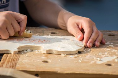 Çocuk açık fablab sınıflarında özel keman ve diğer müzik aletleri yapmak öğrenin. Marangoz makerfaire eğitimi.