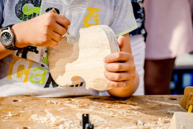 Çocuk açık fablab sınıflarında özel keman ve diğer müzik aletleri yapmak öğrenin. Marangoz makerfaire eğitimi.