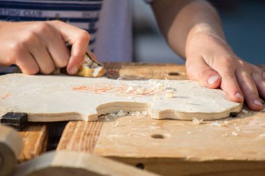 Çocuk açık fablab sınıflarında özel keman ve diğer müzik aletleri yapmak öğrenin. Marangoz makerfaire eğitimi.