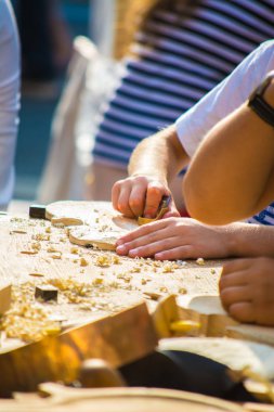 Çocuk açık fablab sınıflarında özel keman ve diğer müzik aletleri yapmak öğrenin. Marangoz makerfaire eğitimi.