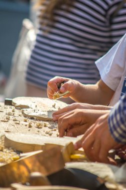 Çocuk açık fablab sınıflarında özel keman ve diğer müzik aletleri yapmak öğrenin. Marangoz makerfaire eğitimi.
