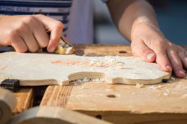 Çocuk açık fablab sınıflarında özel keman ve diğer müzik aletleri yapmak öğrenin. Marangoz makerfaire eğitimi.