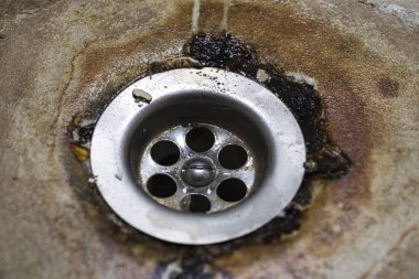 Yıkık kırık banyo. Korozyon ve dökme demir banyo üzerinde pas izleri. Yenileme evinde. Portre