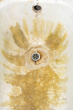 Yıkık kırık banyo. Korozyon ve dökme demir banyo üzerinde pas izleri. Yenileme evinde. Portre