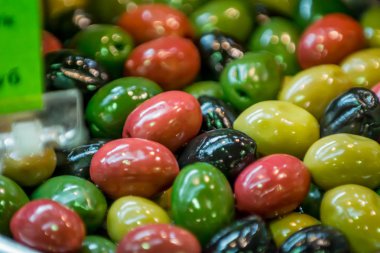 Çok renkli zeytin salamura için tablo ayarı hazır mısınız
