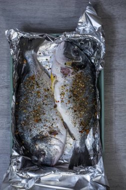 Dorado taze baharat bir pişirme çanağı ve folyo ile fırında pişmiş.