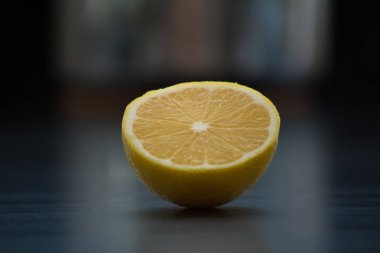 Taze sarı limon siyah bir tabloya karşı ikiye böldüm
