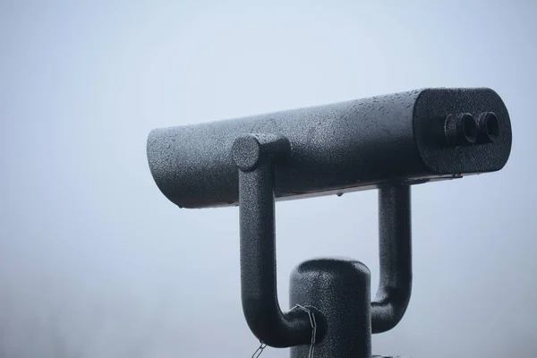 Prismáticos para observar las vistas sobre un fondo de niebla blanca . —  Fotos de Stock