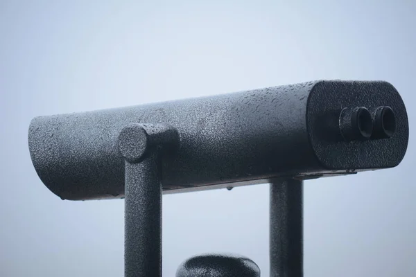 Binoculars to observe the sights on a background of white fog. — Stock Photo, Image