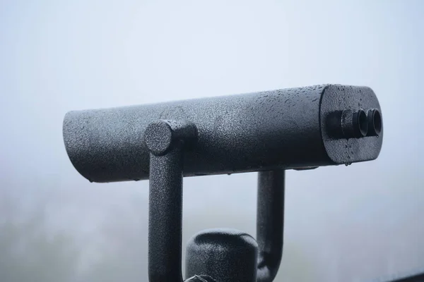 Binocolo per osservare i panorami su uno sfondo di nebbia bianca . — Foto Stock