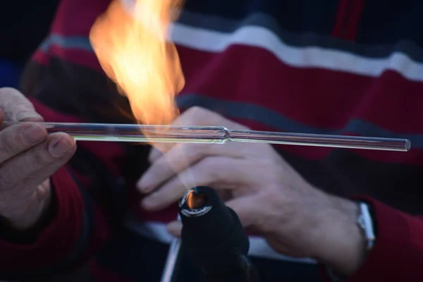 Soplador de vidrio artesano en el trabajo. Vidrio hecho a mano. Fuego y vidrio ar — Foto de Stock