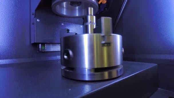 Close Rotating Spindle Vertical Metal Turning Machine — Stock Video