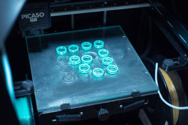 3D yazıcı mavi plastik birçok halkaları yazdırır. 3d pri