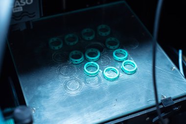 3D yazıcı mavi plastik birçok halkaları yazdırır. 3d pri