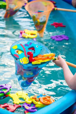 Çocuklar için eğitici su oyunu. Sayıları n harfleri ve hayvanların görüntüleri ve balıkçılık için bir ağ şeklinde Balık. Çocuklar için eğlenceli