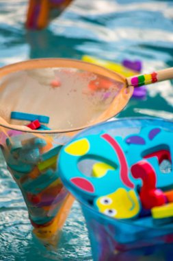 Çocuklar için eğitici su oyunu. Sayıları n harfleri ve hayvanların görüntüleri ve balıkçılık için bir ağ şeklinde Balık. Çocuklar için eğlenceli