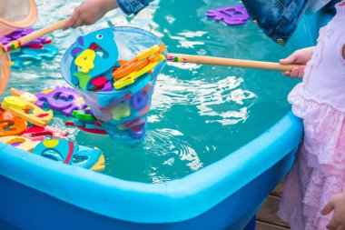 Çocuklar için eğitici su oyunu. Sayıları n harfleri ve hayvanların görüntüleri ve balıkçılık için bir ağ şeklinde Balık. Çocuklar için eğlenceli