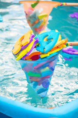 Çocuklar için eğitici su oyunu. Sayıları n harfleri ve hayvanların görüntüleri ve balıkçılık için bir ağ şeklinde Balık. Çocuklar için eğlenceli