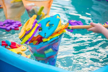 Çocuklar için eğitici su oyunu. Sayıları n harfleri ve hayvanların görüntüleri ve balıkçılık için bir ağ şeklinde Balık. Çocuklar için eğlenceli