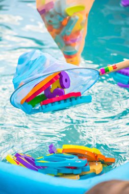 Çocuklar için eğitici su oyunu. Mektup şeklinde balık