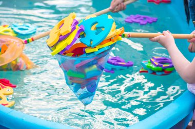 Çocuklar için eğitici su oyunu. Sayıları n harfleri ve hayvanların görüntüleri ve balıkçılık için bir ağ şeklinde Balık. Çocuklar için eğlenceli