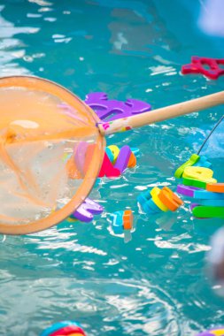 Çocuklar için eğitici su oyunu. Sayıları n harfleri ve hayvanların görüntüleri ve balıkçılık için bir ağ şeklinde Balık. Çocuklar için eğlenceli