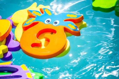 Çocuklar için eğitici su oyunu. Sayıları n harfleri ve hayvanların görüntüleri ve balıkçılık için bir ağ şeklinde Balık. Çocuklar için eğlenceli