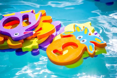 Çocuklar için eğitici su oyunu. Sayıları n harfleri ve hayvanların görüntüleri ve balıkçılık için bir ağ şeklinde Balık. Çocuklar için eğlenceli