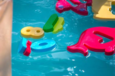 Çocuklar için eğitici su oyunu. Sayıları n harfleri ve hayvanların görüntüleri ve balıkçılık için bir ağ şeklinde Balık. Çocuklar için eğlenceli