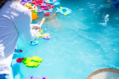 Çocuklar için eğitici su oyunu. Sayıları n harfleri ve hayvanların görüntüleri ve balıkçılık için bir ağ şeklinde Balık. Çocuklar için eğlenceli