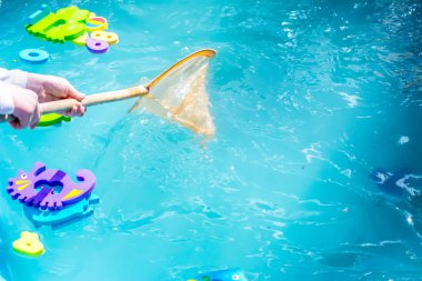 Çocuklar için eğitici su oyunu. Mektup şeklinde balık