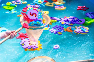 Çocuklar için eğitici su oyunu. Sayıları n harfleri ve hayvanların görüntüleri ve balıkçılık için bir ağ şeklinde Balık. Çocuklar için eğlenceli