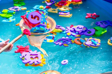 Çocuklar için eğitici su oyunu. Sayıları n harfleri ve hayvanların görüntüleri ve balıkçılık için bir ağ şeklinde Balık. Çocuklar için eğlenceli