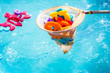 Çocuklar için eğitici su oyunu. Sayıları n harfleri ve hayvanların görüntüleri ve balıkçılık için bir ağ şeklinde Balık. Çocuklar için eğlenceli