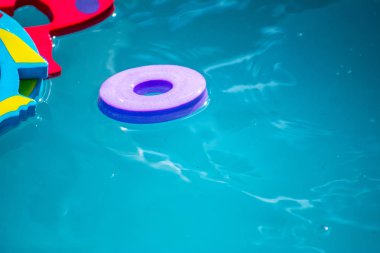 Çocuklar için eğitici su oyunu. Sayıları n harfleri ve hayvanların görüntüleri ve balıkçılık için bir ağ şeklinde Balık. Çocuklar için eğlenceli